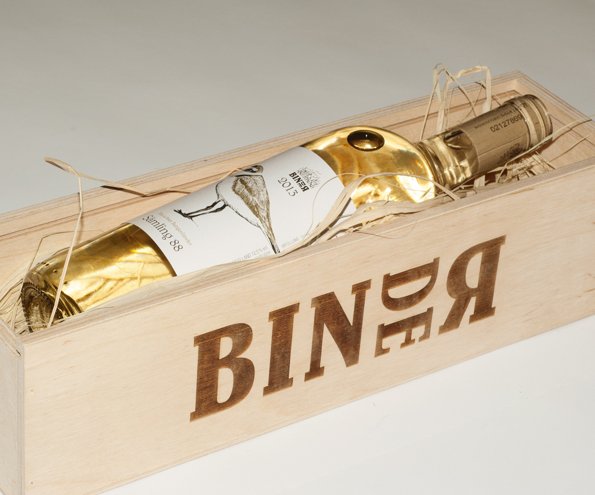 Binder whitewine in wooden box Binder whitewine in wooden box